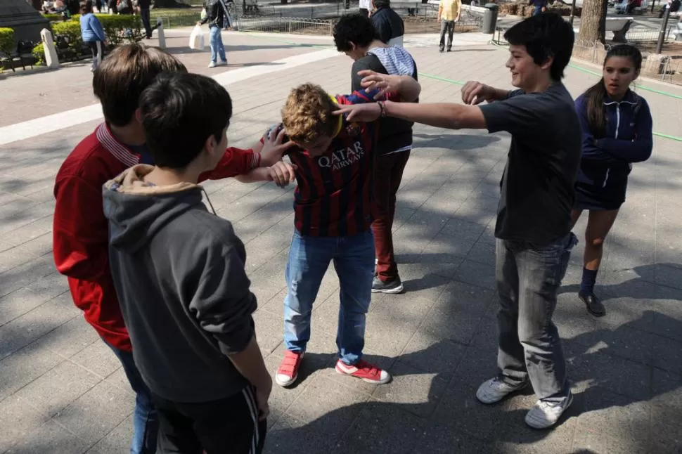 DE TODOS LOS DÍAS. El grupo, incluso entre risas, somete al alumno ante las miradas cómplices de otros compañeros. (Representación de bullying realizada por alumnos de la escuela) FOTO DE LOS ALUMNOS DE LA ESCUELA