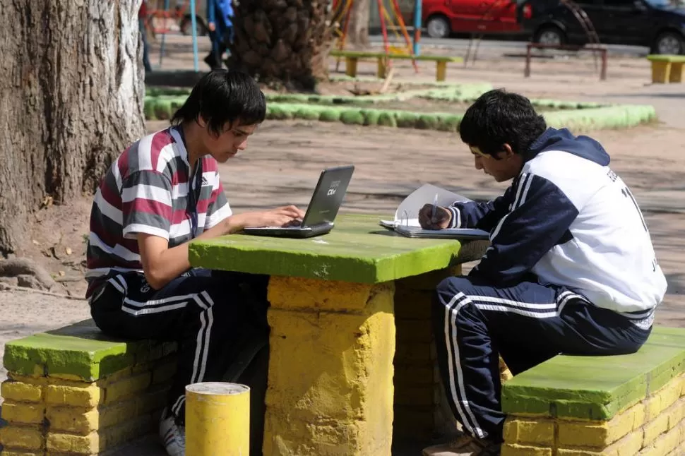 UNO SÍ, EL OTRO NO. Un joven trabaja desde una netbook que le brindó el gobierno, mientras que el otro hace lo mismo, pero en un papel. FOTO DE LOS ALUMNOS DE LA ESCUELA