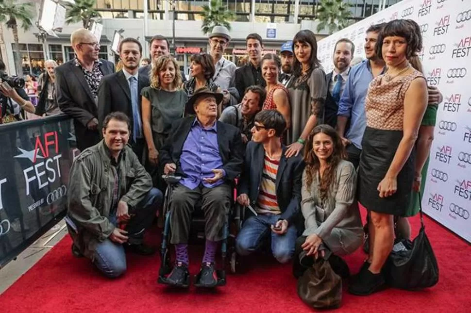 EN LA ALFOMBRA ROJA. Radusky y Toscano, acompañado de otros directores y actores, ingresaron el lunes con Bernardo Bertolucci (en la silla). FOTO GENTILEZA DE LOS DUEñOS