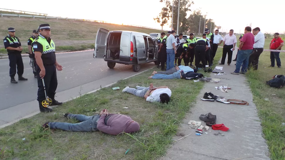 CAPTURADOS. Los seis asaltantes se movilizaban en una Renaul Kangoo y en VW Senda. LA GACETA / FOTO DE JOSÉ INESTA
