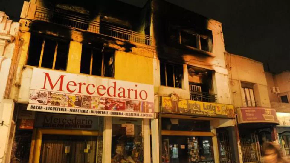 MARCAS DE FUEGO. Las fachadas de los comercios consumidos por el fuego quedaron manchadas por el hollín. LA GACETA / FOTOS DE ANTONIO FERRONI  