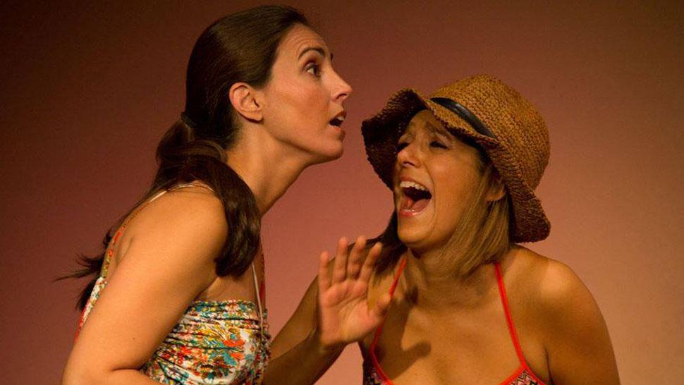 PROTAGONISTAS. Gabriela Gil Deza y Soledad Valenzuela en una escena de Cancún. (Foto: Compañía Filodramática)