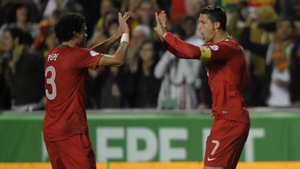 EUFÓRICOS. Cristiano Ronaldo y Pepe celebran la conquista de Portugal. FOTO TOMADA DE CLARIN.COM