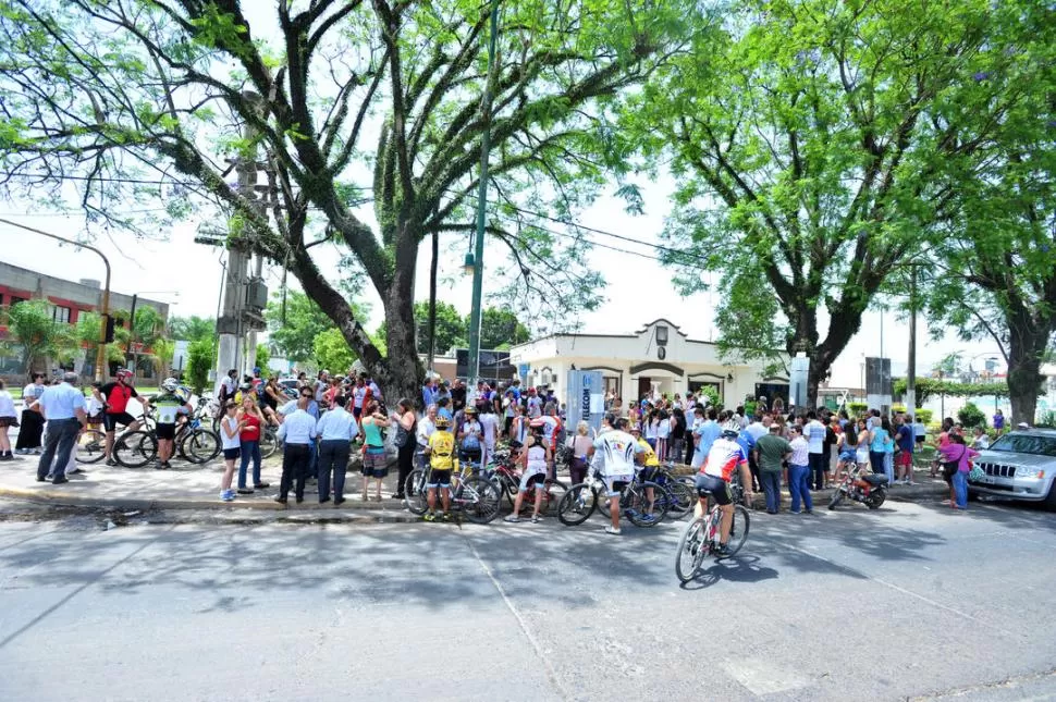 CANSADOS DE LA INSEGURIDAD. Los vecinos de Yerba Buena, junto a un grupo de ciclistas y deportistas, protestaron frente a la Municipalidad de esa ciudad. A pesar del calor, exigieron una mayor presencia policial en la zona. FOTO GENTILEZA / CARLOS CORDERO