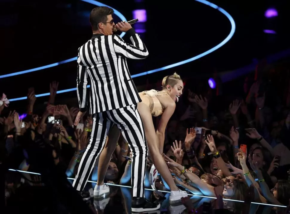 DESINHIBIDA. En su aparición en los últimos MTV Awards, Miley Cyrus escandalizó a la opinión pública con una coreografía llena de poses sexuales.  REUTERS