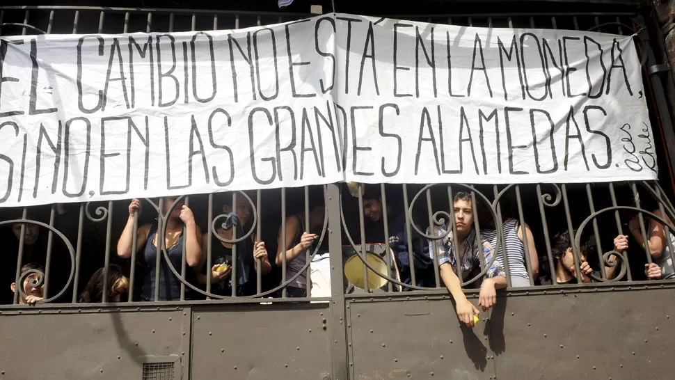 PROTESTA. Los universitarios reclaman una reforma a las leyes de educación en Chile. REUTERS