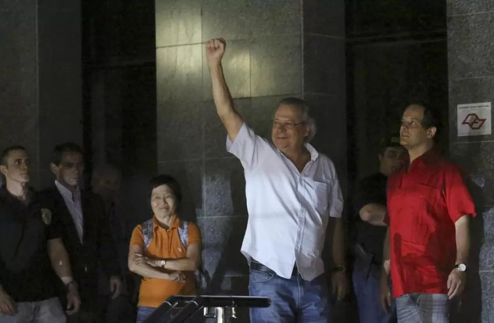 PRESO POLÍTICO. José Dirceu saludó a sus seguidores el viernes, antes de entregarse a la Policía paulista. REUTERS