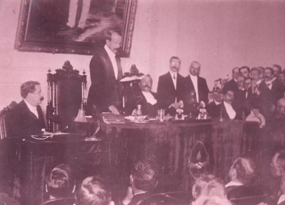 ASUNCION DEL MANDO. Ante la asamblea Legislativa, el 2 de abril de 1913, el doctor Ernesto Padilla jura como gobernador de Tucumán. 