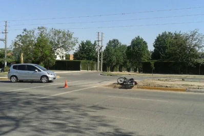 Un motociclista terminó en el hospital tras chocar en la Perón