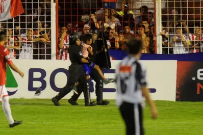 La Policía retiró a la fuerza a un menor de la cancha de San Martín