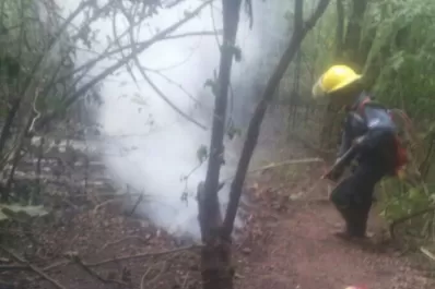 Bomberos de Yerba Buena combaten un incendio en Villa Nougués