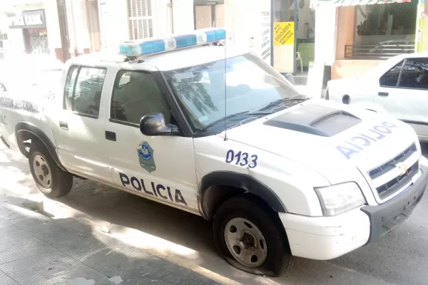 Una camioneta de la Policía, pinchada desde hace un mes