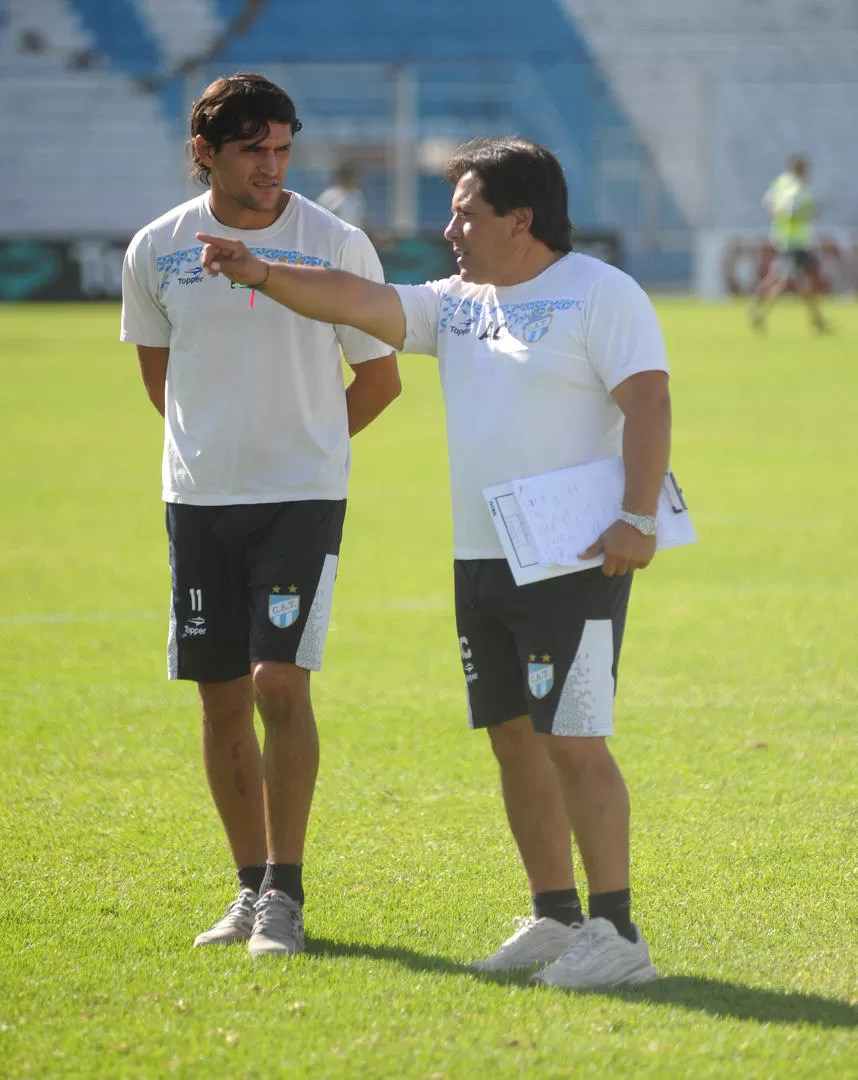 INDICACIONES. Vega, con la carpeta bajo el brazo, habla con Montiglio y parece señalarle algo puntual durante el entrenamiento de ayer en el estadio Monumental.  