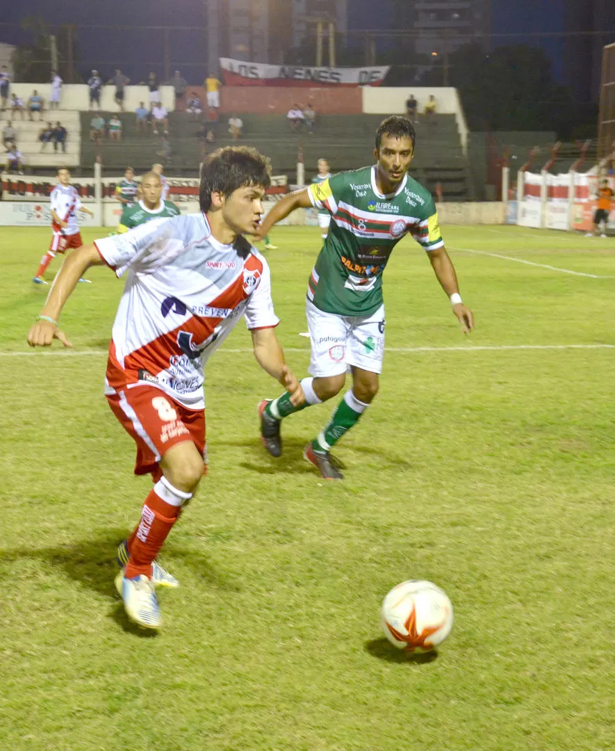 AVANZA A PASO FIRME. Exequiel Narese (ex San Jorge) se lleva la pelota ante la atenta mirada del defensor Rodrigo Herrera. 