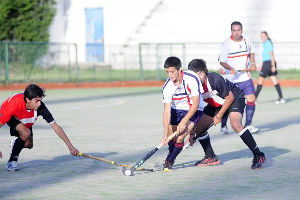 CON DOMINIO. Takesi Shiroma (CC) se lleva la bocha y deja atrás a un rival. 