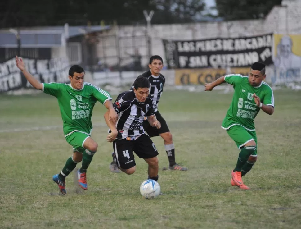 ES MÍA. Contreras, de Concepción FC, se lleva la pelota ante Morla, de Libertad. 