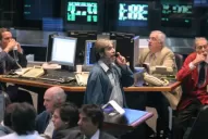 Sube el dólar y cae la Bolsa porteña  tras los cambios en el Gabinete