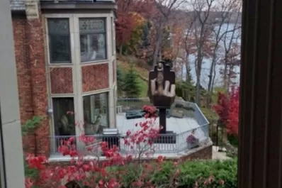 Se mudó al lado de su ex y le dedicó una curiosa escultura