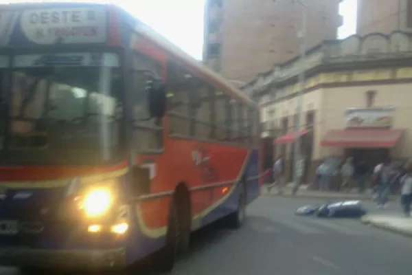 Un colectivo estuvo a punto de pisar a un motociclista