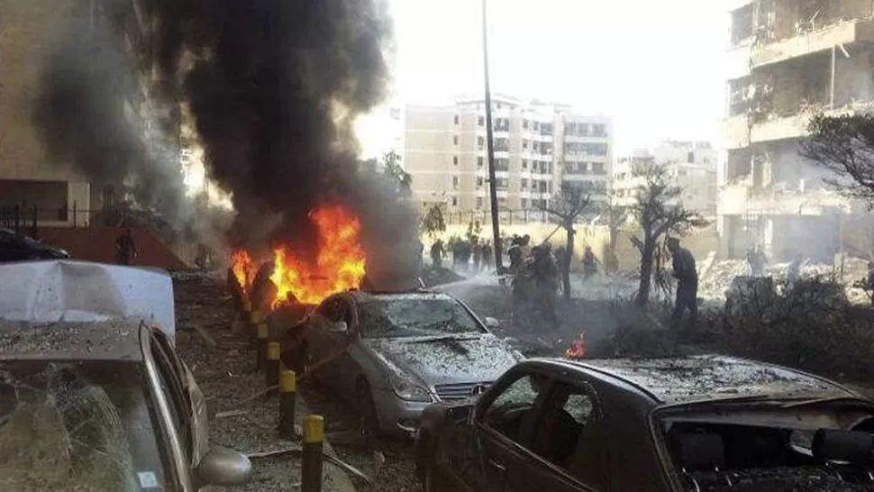 ATAQUE. Personal de Defensa Civil de Beirut apaga los incendios que quedaron después de la explosión. REUTERS