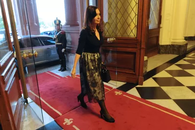 Cristina Kirchner se aleja del luto: lució un elegante vestido en la jura