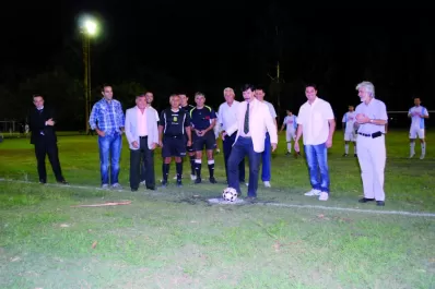 El nuevo campo de juego iluminado en Bajo Grande los llena de orgullo