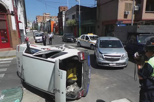 Espectacular accidente en pleno centro de Tucumán