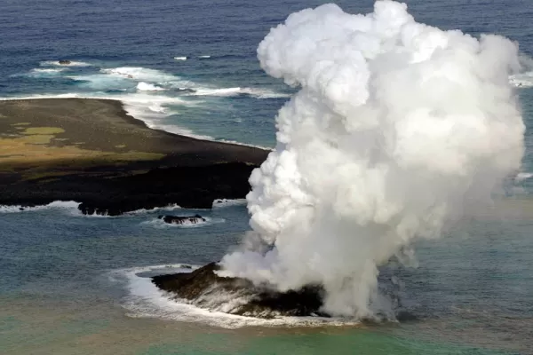 Tras la erupción de un volcán submarino nació una isla en Japón
