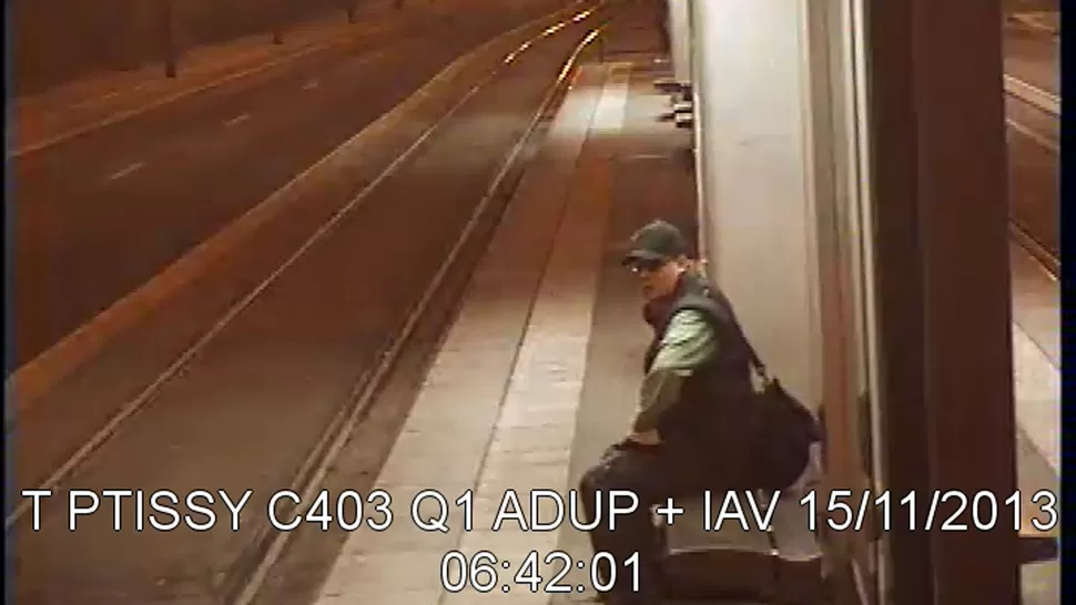 SOSPECHOSO. La imagen tomada por cámaras de seguridad en el subterráneo puso a los policías en la pista del atacante. REUTERS