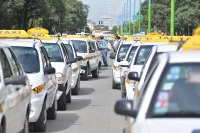 Los dueños de taxis piden la suba del precio de la bajada de bandera
