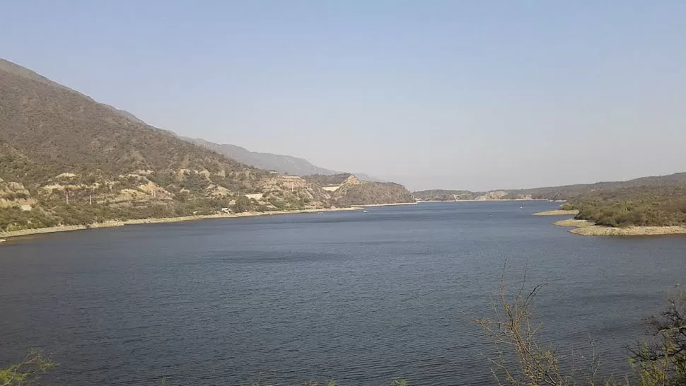 ATRACTIVO. El espejo de agua de Las Pirquitas atrae a pescadores y turistas. FOTO TOMADA DE PANORAMIO.COM