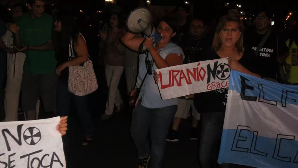 MARCHA. Ciudadanos reclamaron contra el emprendimiento en las calles de la capital riojana. FOTOS GENTILEZA LUCÍA AVILA