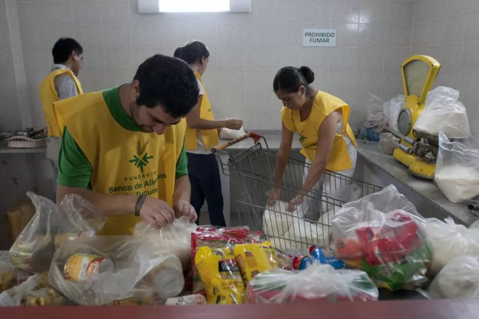 EN PLENA TAREA. Los voluntarios de la Fundación clasifican los alimentos y los embalan para ser distribuidos en los distintos comedores. LA GACETA / FOTOS DE INéS QUINTEROS ORIO