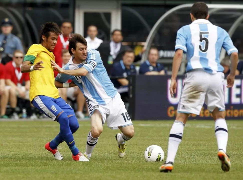 MUEVEN MILLONES. Neymar y Messi son dos de las figuras más renombradas y costosas en el mercado del fútbol mundial. REUTERS (ARCHIVO)