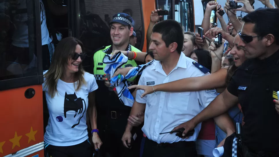 LUCHA FELIZ. Aymar se mostró sonriente ante las fans que le dieron la bienvenida.  LA GACETA / FOTO DE DIEGO ARÁOZ