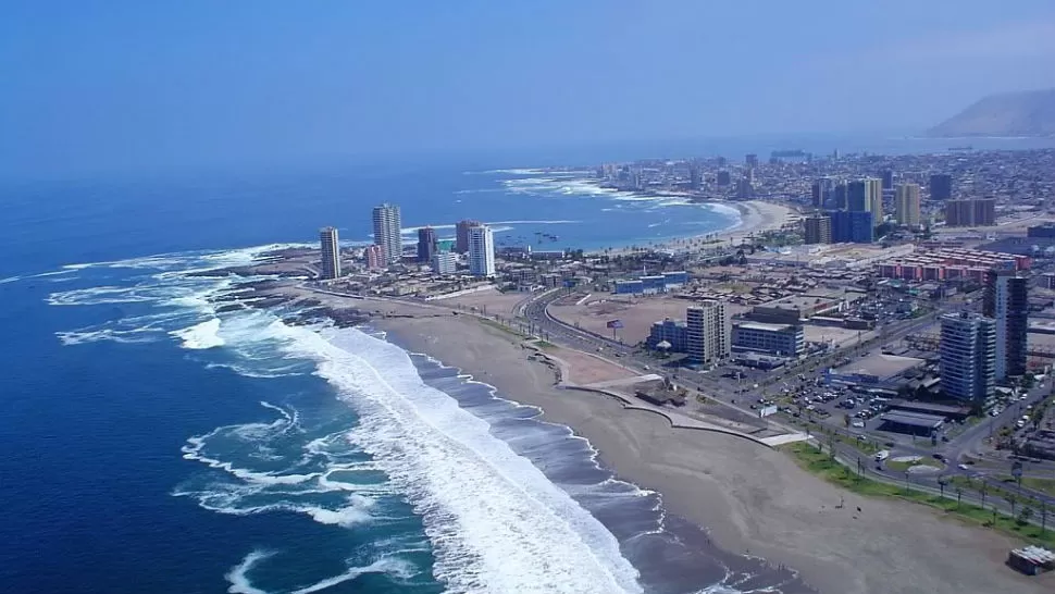 DESDE EL AIRE. Una vista aérea de la playa brava de Iquique. DICT.SPACE.4GOO.NET