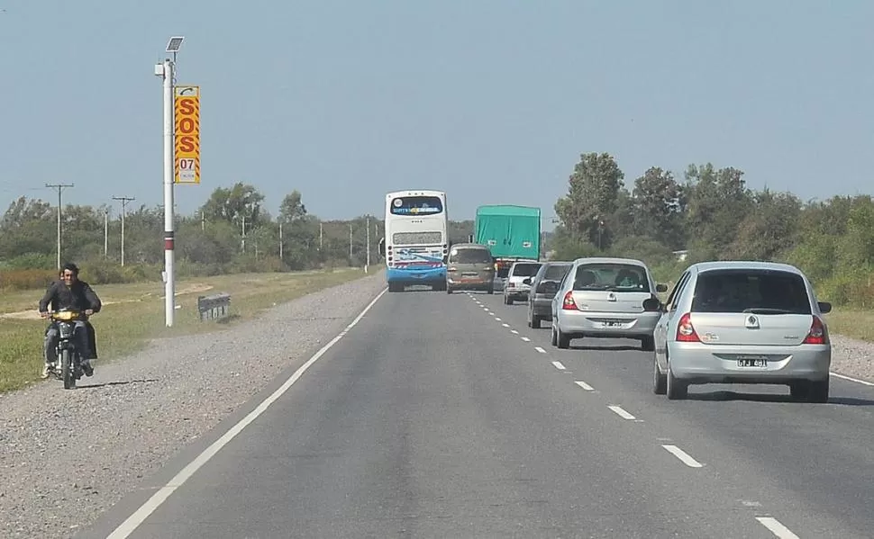 TRÁNSITO INTENSO. Afirman que la autovía reducirá el número de accidentes en los accesos a localidades y mejorará la conectividad de la región. LA GACETA / FOTO DE JOSE NUNO (ARCHIVO)