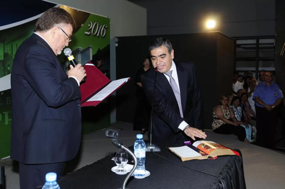 ASUNCIÓN. El intendente Domingo Amaya le tomó juramento a su nuevo secretario de Gobierno, Germán Alfaro. LA GACETA / FOTO DE ANALIA JARAMILLO