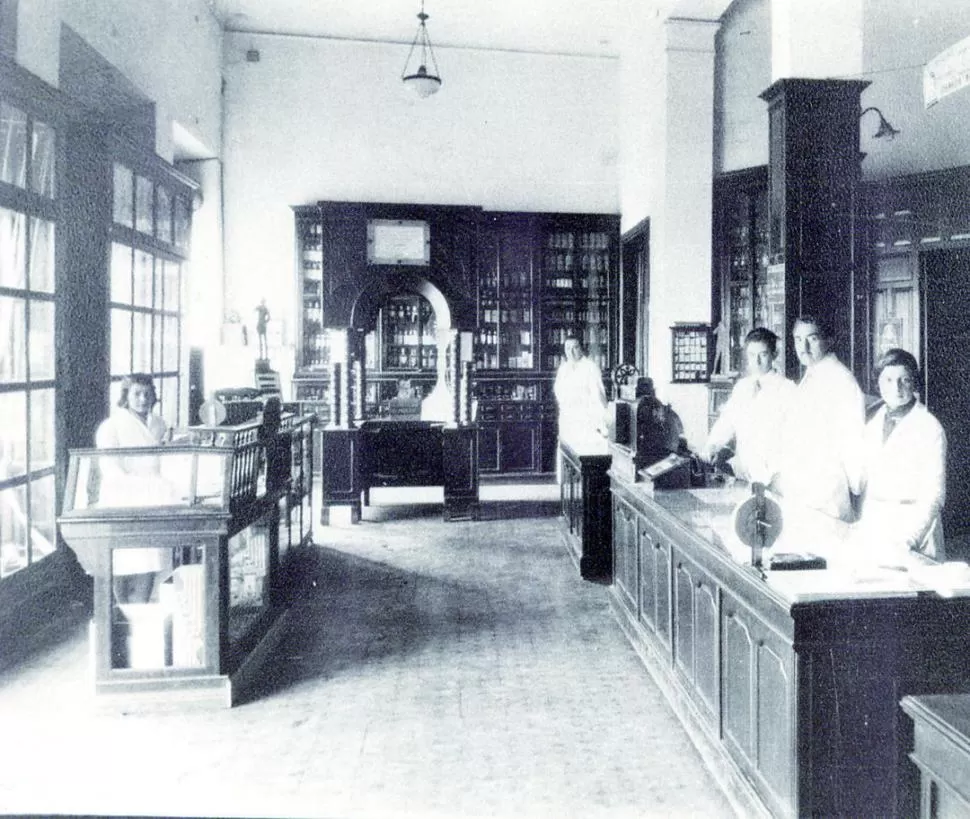 ANTIGUA FARMACIA. Aspecto del salón de ventas de la Farmacia Massini, hacia la década de 1920. LA GACETA / ARCHIVO