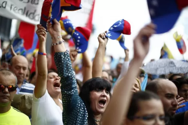 La oposición venezolana marchó contra Maduro