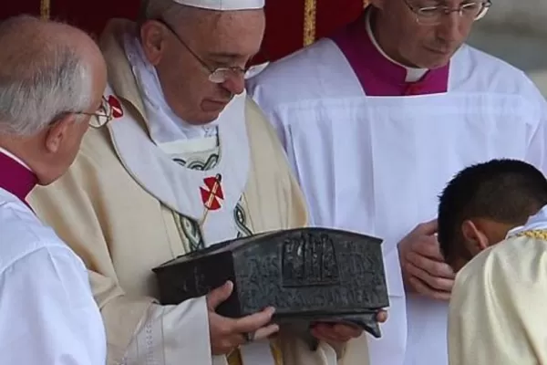 El Papa Francisco se emocionó al exhibir posibles “restos de San Pedro”