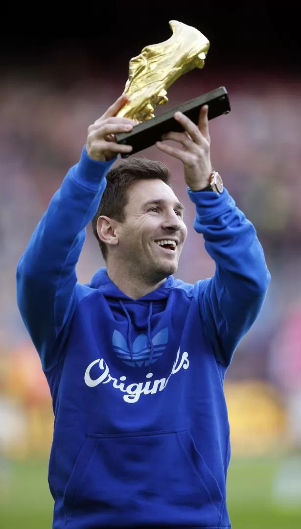 PARA USTEDES. Un sonriente Messi le obsequia al público catalán su premio. 