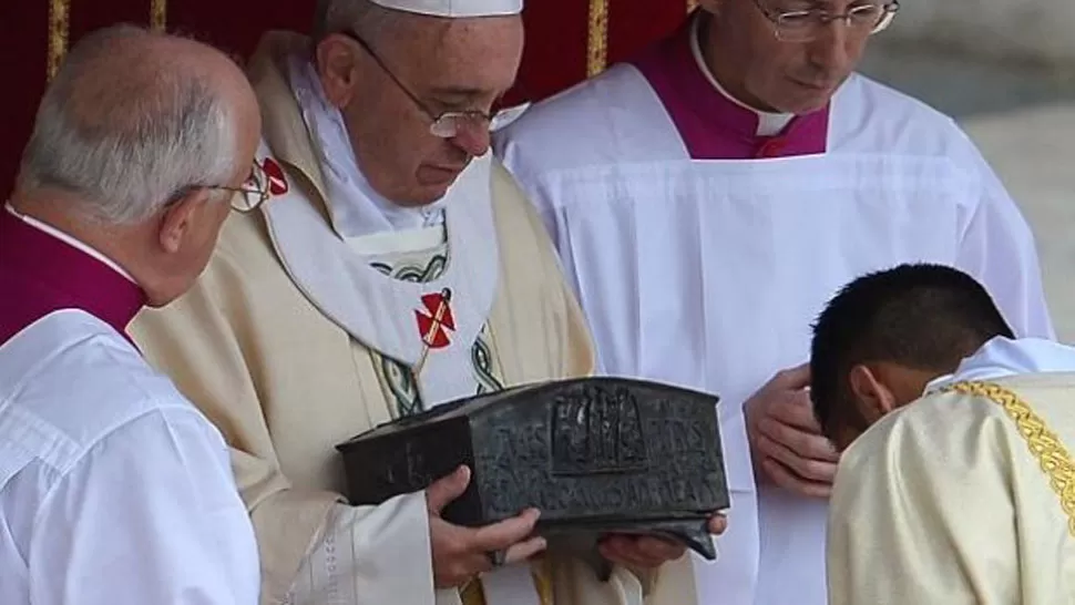 ACTO SOLEMNE. El Papa Francisco hizo una reverencia y lanzó incienso sobre el cofre. FOTO TOMADA DE TELETICA.COM
