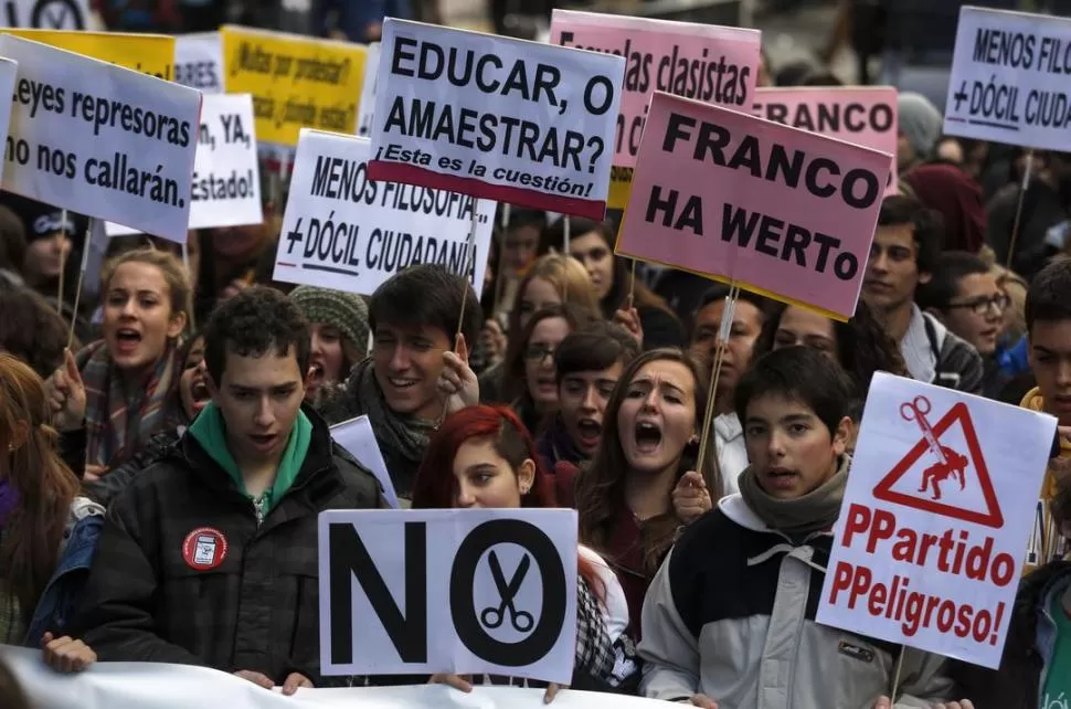 A VIVA VOZ. Jóvenes manifestantes cantan consignas contra el Partido Popular en la marcha de ayer de Madrid. REUTERS