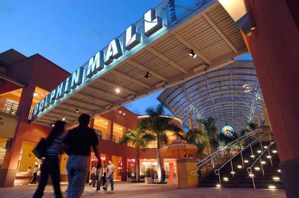 MIAMI. La entrada al famoso Dolphin Mall de la ciudad estadounidense. CLARIN.COM