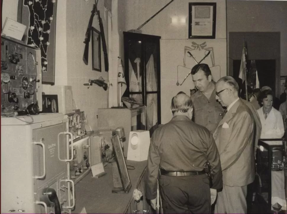 INAUGURACIÓN. En diciembre de 1976, el ex jefe de Policía Zimmermann (cabello negro) recorrió el Museo. LA GACETA / FOTO DE ARCHIVO