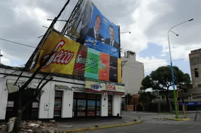 La intensa tormenta destruyó un enorme cartel en la esquina Casal