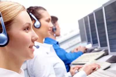 Por ley, la jornada en los call centers no podrá exceder las seis horas