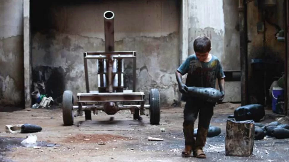 DRAMA. Un niño de 10 años traslada una bomba de mortero en una fábrica del Ejército de Liberación, donde trabaja 10 horas por día. FOTO TOMADA DE EVERYCASUALTY.ORG 
