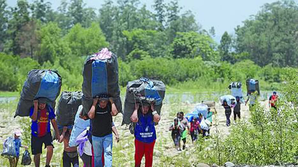 A PIE. Los traficantes se infiltran entre los pasadores o bagayeros para pasar la frontera entre Bolivia y Salta. FOTO TOMADA DE CLARIN.COM